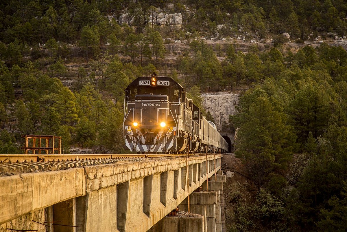 Tren cruzando un puente en la Sierra Tarahumara